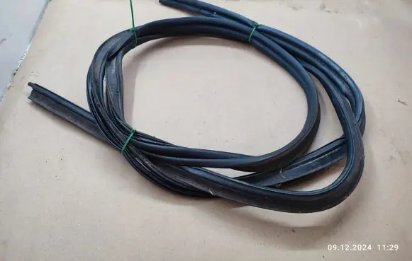 Trunk rubber seal (body)