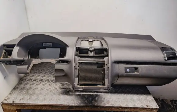 Volkswagen Touran II Dashboard 1T1857181 1T1857001 1T1857067C