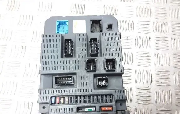 Peugeot 207 Fuse module 9663798280