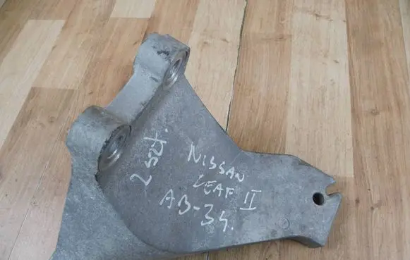 Nissan Leaf II (ZE1) Engine mounting bracket 112533NF0A