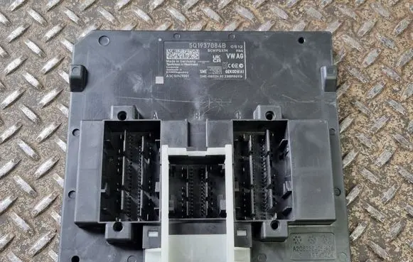 Volkswagen Tiguan Comfort/convenience module 5Q1937084B