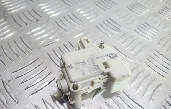 Volkswagen Golf IV Central locking motor 3B0959701B