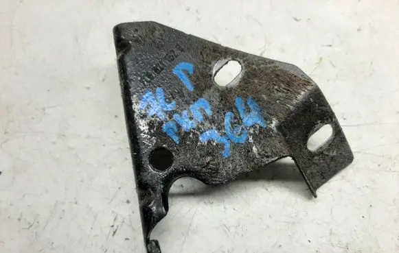 Volkswagen Touareg I Fender mounting bracket 7L6821152B
