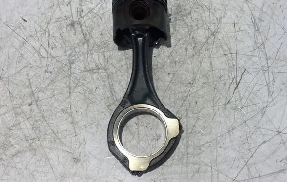 Mercedes-Benz Vito Viano W639 Piston with connecting rod