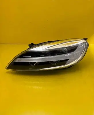 Volvo V40 Headlight/headlamp 31677022