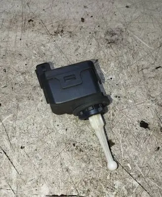 Volkswagen PASSAT B5 Headlight level adjustment motor 3B0941295A