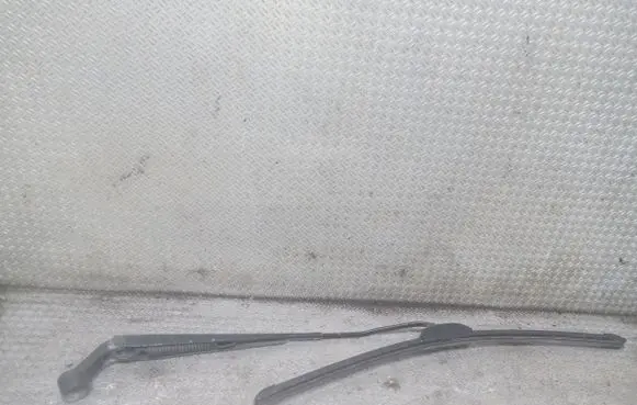 Suzuki Alto Windshield/front glass wiper blade 