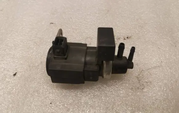 Audi A8 S8 D2 4D Turbo solenoid valve 057906630