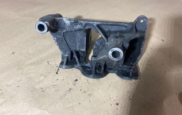 Volkswagen Transporter - Caravelle T5 Engine mounting bracket 070199343B
