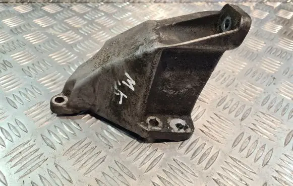 Engine mounting bracket