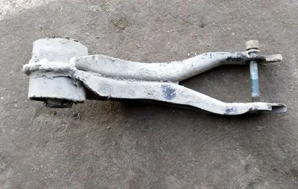 Volkswagen Transporter - Caravelle T4 Engine mounting bracket