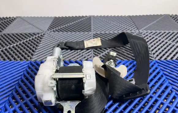 Lexus CT 200H Front seatbelt J082501