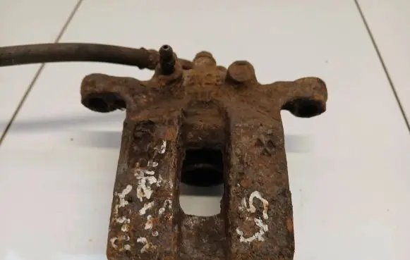 Nissan X-Trail T30 Rear brake caliper