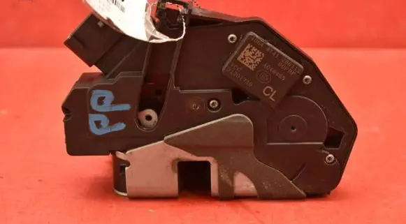 Volvo V60 Front door lock 31301739
