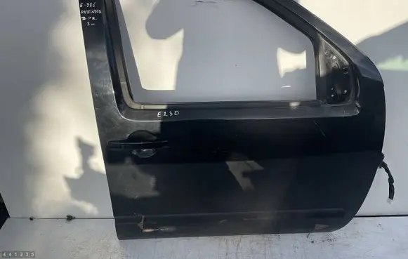 Nissan Pathfinder R52 Front door