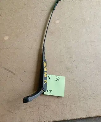 Volkswagen PASSAT B5 Front wiper blade arm 8796454