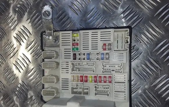 Renault Scenic II - Grand scenic II Fuse module 5191580A8 8711094475 8200481866J