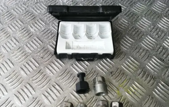 Hyundai Elantra Anti-theft wheel nuts and lock 