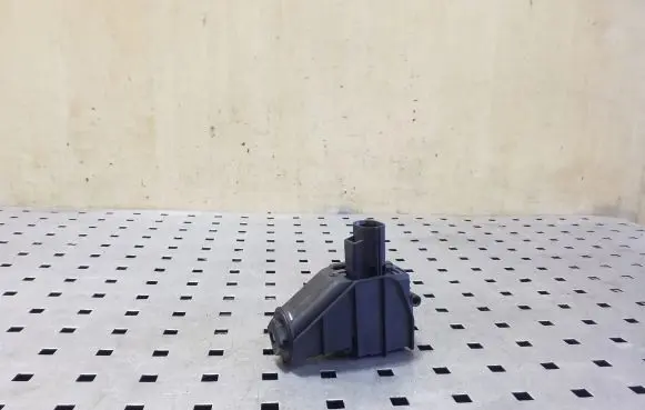 Fuel tank cap lock motor