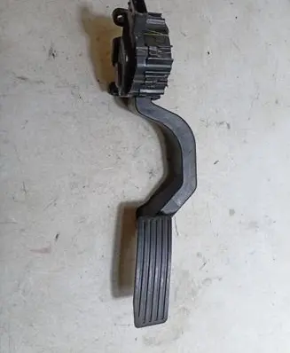 Jeep Cherokee Accelerator throttle pedal F1430-195841