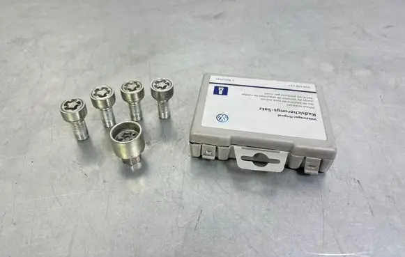 Volkswagen PASSAT B9 Anti-theft wheel nuts and lock 