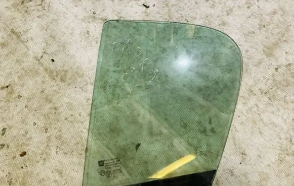 Opel Astra H Rear vent window glass 