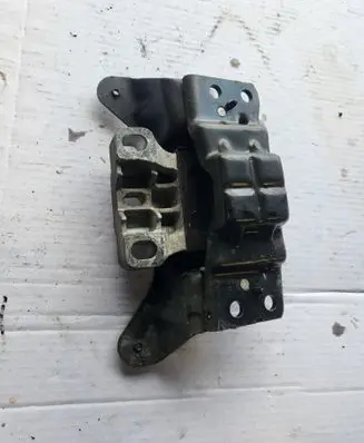 Engine mount bracket
