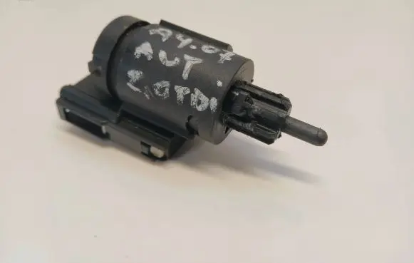 Audi A4 S4 B7 8E 8H Brake pedal sensor switch 3B0945511C 19322010 01866
