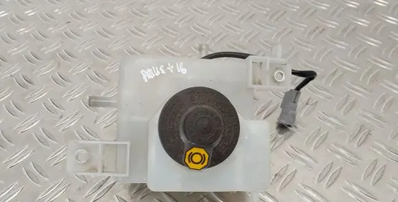 Toyota Prius+ (ZVW40) Brake fluid reservoir 
