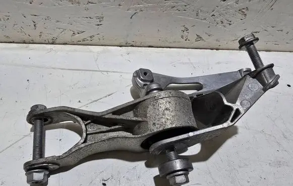 Engine mounting bracket