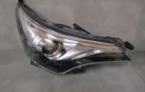 Toyota Avensis T270 Headlight/headlamp KOITO05-38