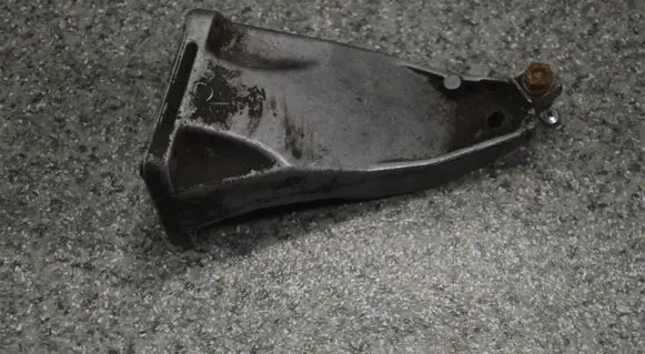 BMW 5 E34 Engine mounting bracket 13336212