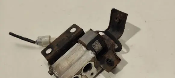 Subaru Legacy Air conditioning (A/C) expansion valve 4433101071