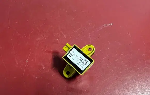 Chrysler Town & Country V Airbag deployment crash/impact sensor 68137948AA