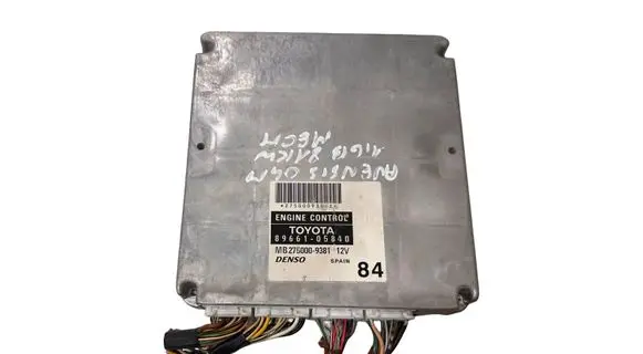 Toyota Avensis T250 Engine control unit/module 8966105840 275000938 MB2750009381