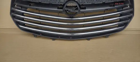 Opel Vivaro Front bumper upper radiator grill 623105615R