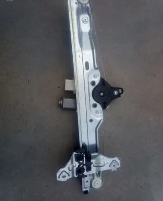 Nissan Qashqai Front door window regulator with motor