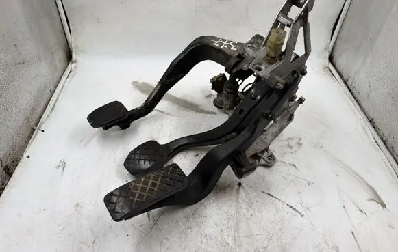 Audi A4 S4 B5 8D Pedal assembly 