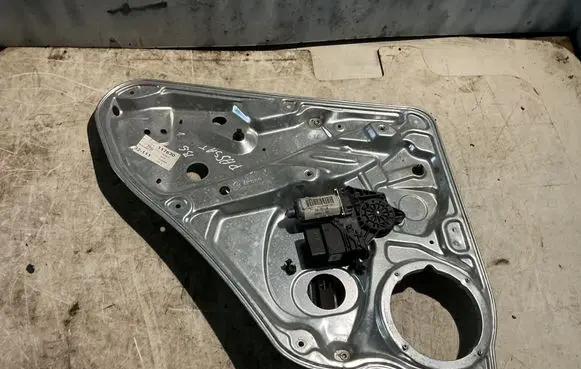 Volkswagen PASSAT B5 Rear door window regulator with motor 3B9839755
