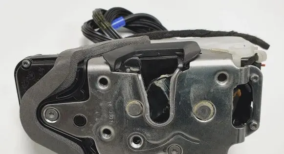Opel Adam Front door lock 13579522
