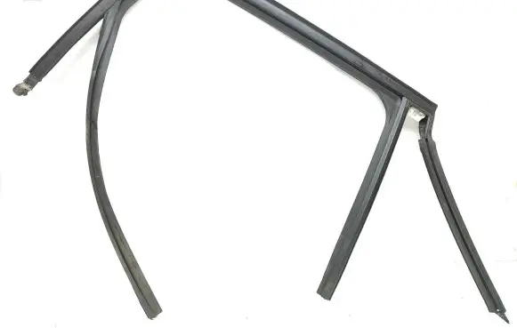 Citroen C3 Aircross Rear door glass trim molding 31042392