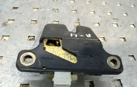 Audi A4 S4 B5 8D Tailgate/trunk/boot lock/catch/latch 8D5827505D