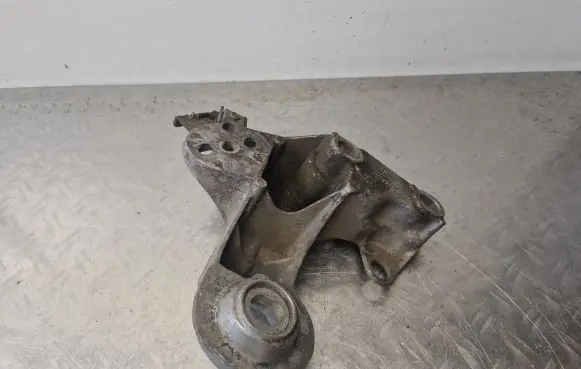 Audi A6 S6 C5 4B Engine mounting bracket 4B0199352B