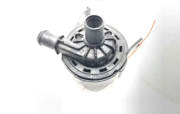 Oil filter mounting bracket