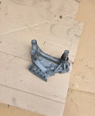 Volkswagen PASSAT B8 Engine mounting bracket 04L199207