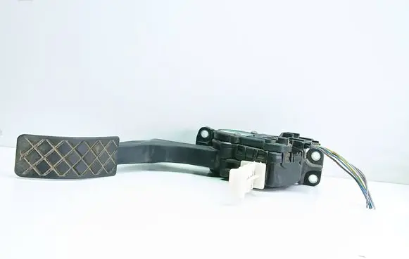 Accelerator throttle pedal