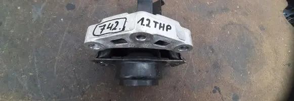 Engine mount vacuum valve