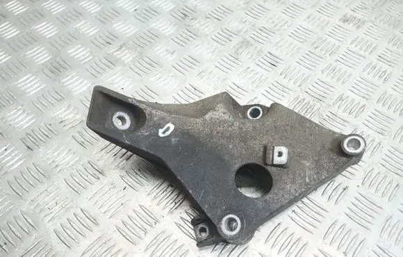 BMW 1 E81 E87 Engine mounting bracket 6775041