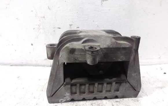 Volkswagen PASSAT B6 Engine mount bracket 1K0199262