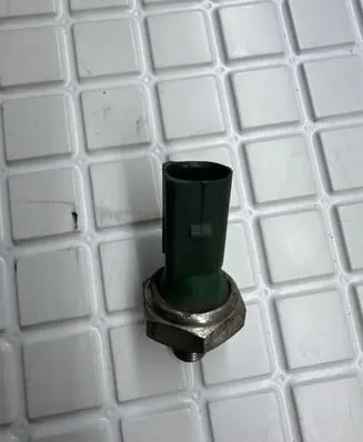 Volkswagen Golf V Oil pressure sensor 